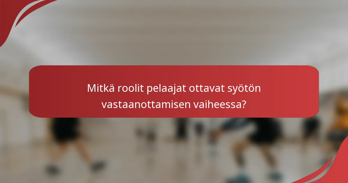 Mitkä roolit pelaajat ottavat syötön vastaanottamisen vaiheessa?